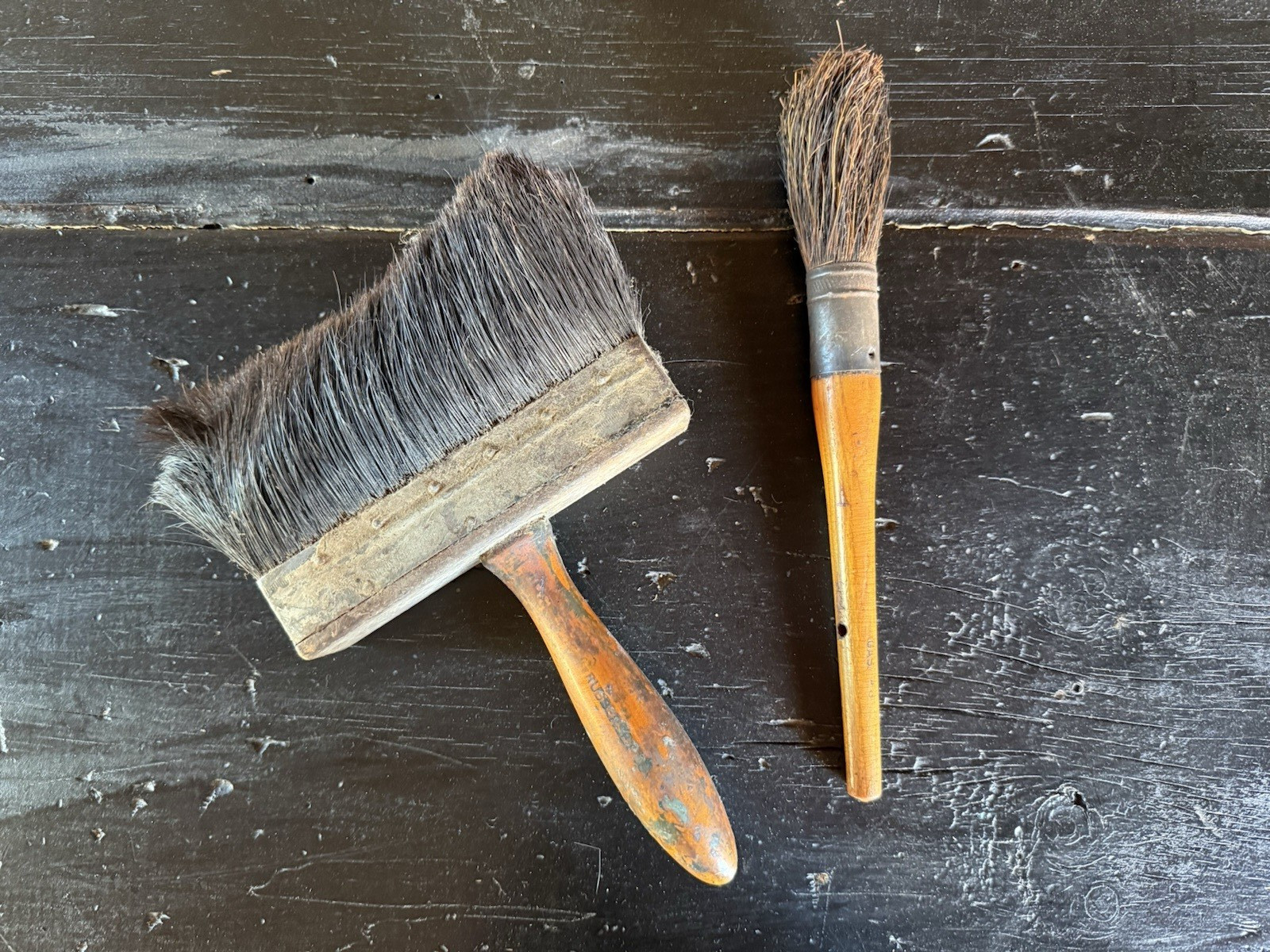 2 Vintage Antique Paint Brushes Wood Handle Horse Hair Art Round Rectangle