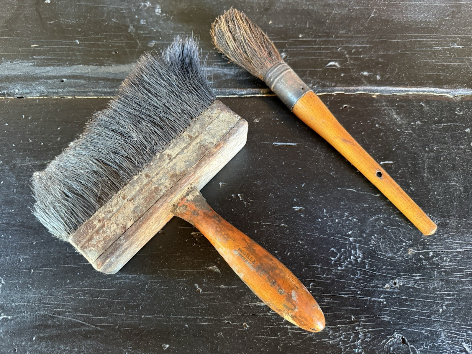 2 Vintage Antique Paint Brushes Wood Handle Horse Hair Art Round Rectangle